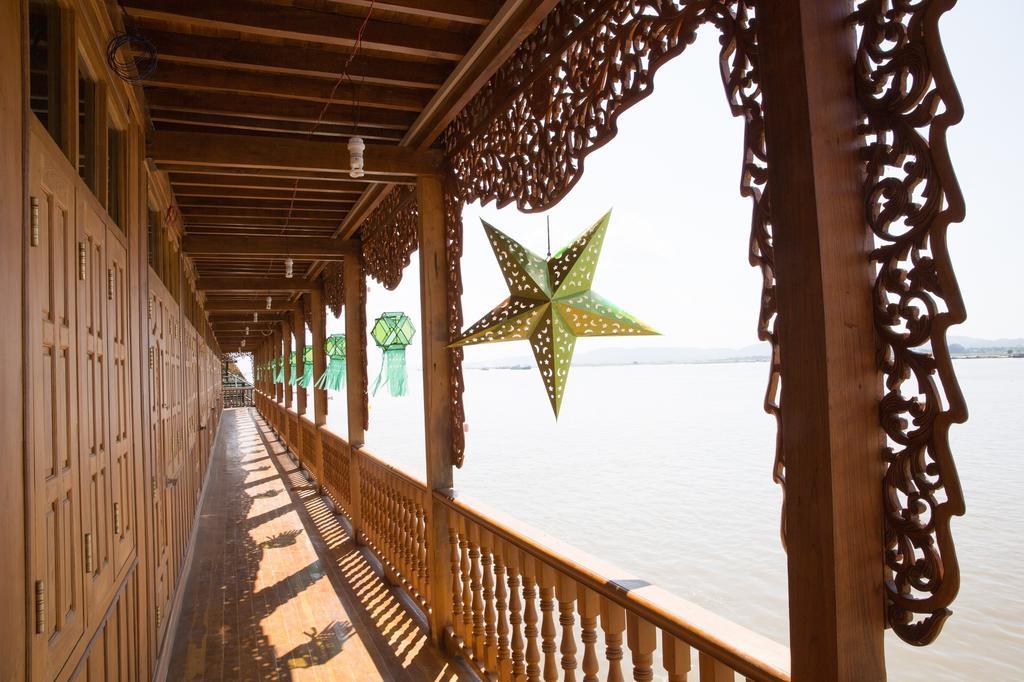 Mandalay Karaweik Mobile Hotel 외부 사진