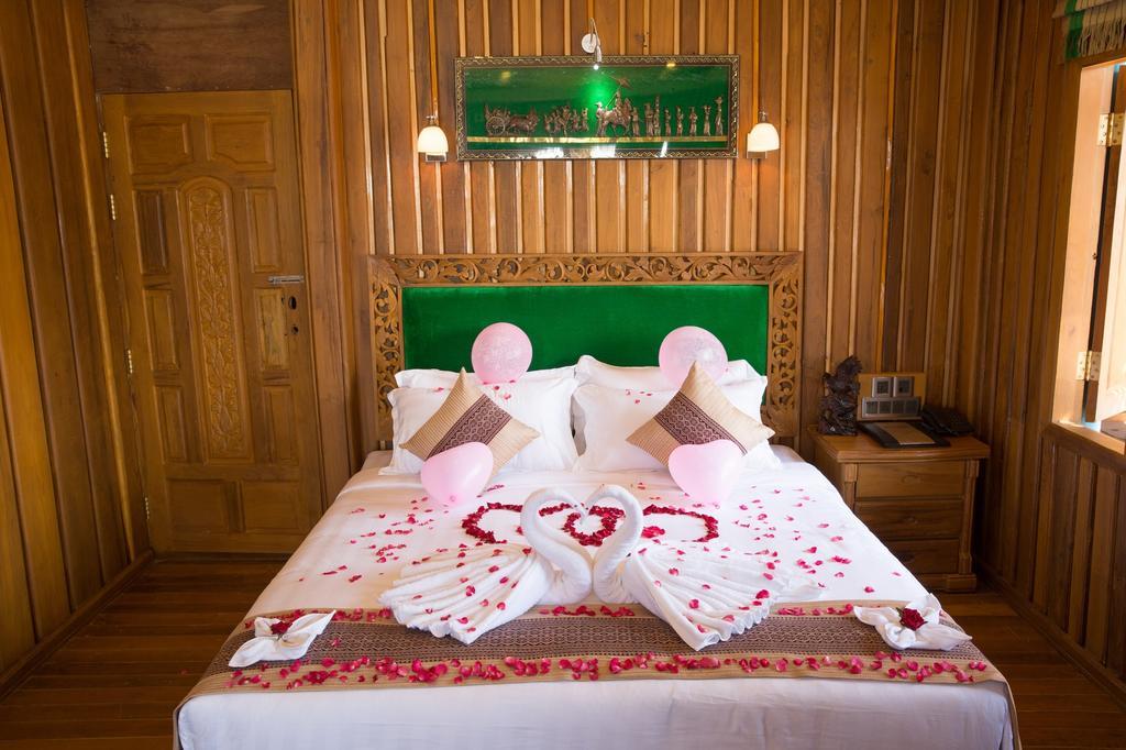 Mandalay Karaweik Mobile Hotel 객실 사진